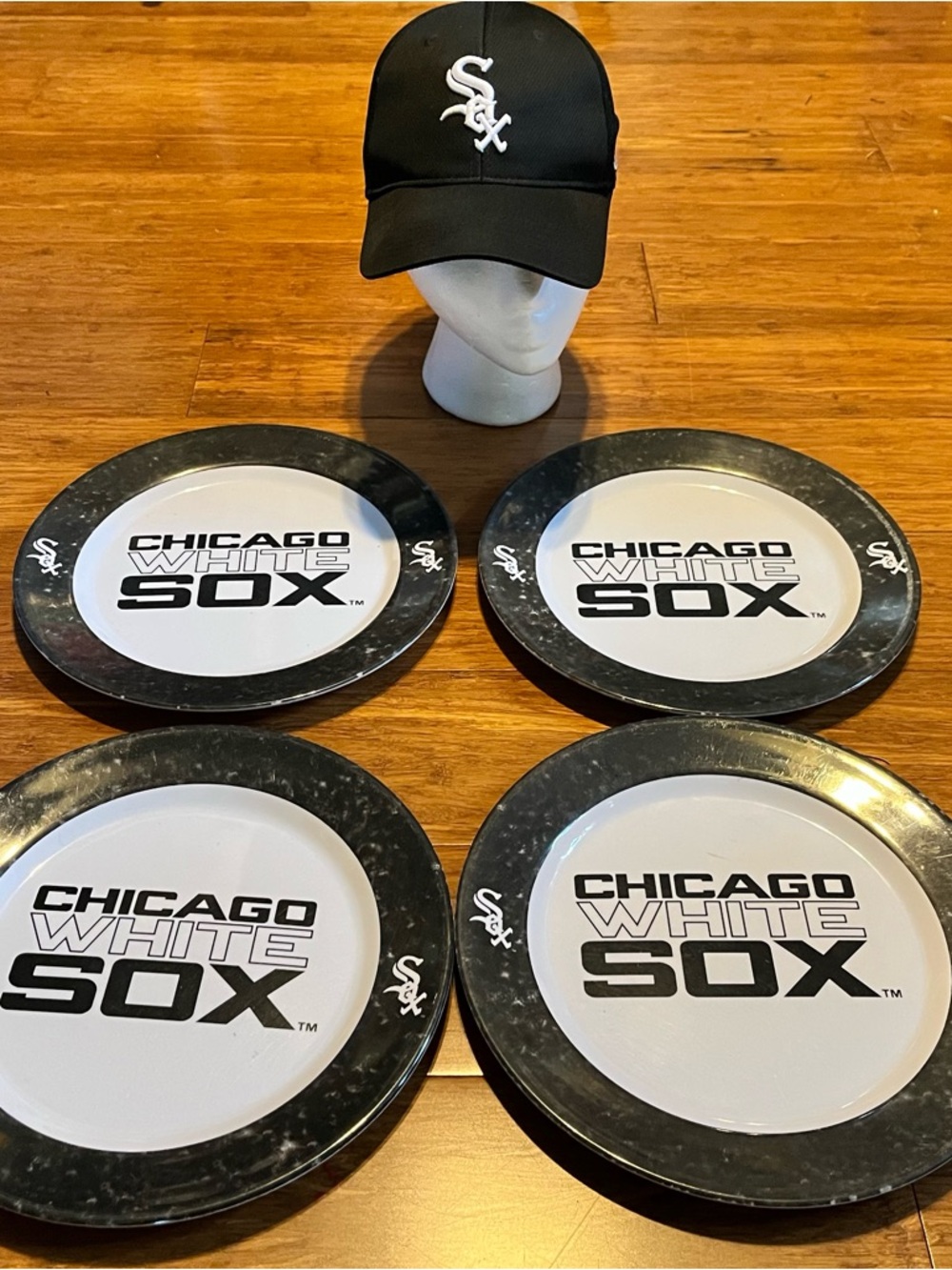 Play Ball! MLB Official White Sox Hat & 4 Licensed White Sox Plastic 10” Plates